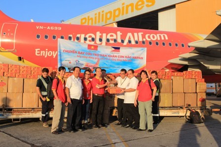 Chuyến hàng cứu trợ đầu tiên của VietJetAir đã tới Philippines - ảnh 1